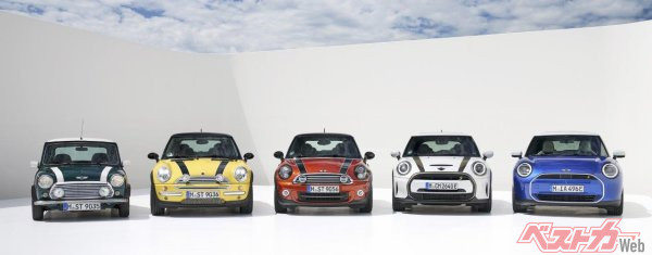 左からクラシックMINI、初代BMW MINI（2001年5月発表、2002年3月日本発売）、2代目（2006年2月発表、2007年2月日本発売）、3代目（2013年11月発表、2014年3月日本発売）、そして4代目MINI。3代目で3ナンバーとなったが4代目はさらに全幅が拡大しているように見える