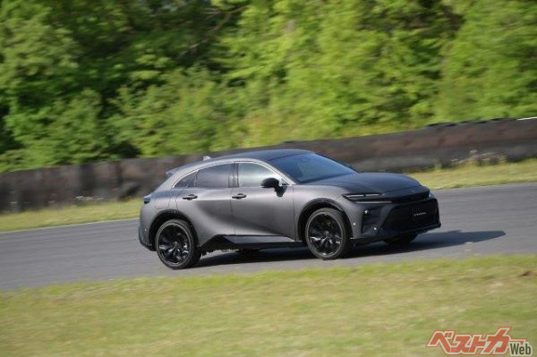 クラウンスポーツの販売方針として、先代クラウンからの乗り換えや、若年層向けへの販売促進を狙うとのことだ。トヨタ車からクラウンスポーツへの乗り換えにも期待できそうだ