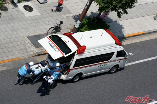 救急隊員が負傷してしまったら、搬送中の患者さんの処置に支障があるほか、ほかの救急搬送にも支障が生じてしまう（PHOTO：Adobe Stock_jaraku）