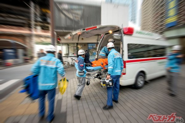 救急車の後部処置室に乗っていて（事故によって）負傷した人のうち、実に89.1％が、シートベルト未着用だったそう（PHOTO：Adobe Stock_Caito）