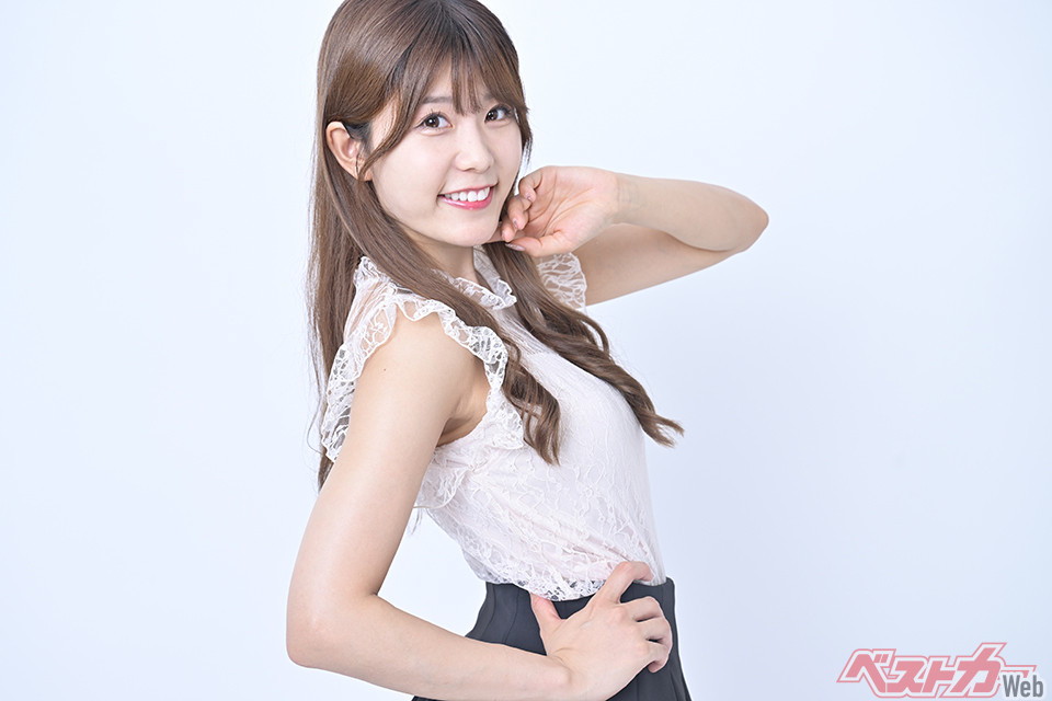 2022年はモービルワンレーシングサポーターズとしてサポートしたTEAM IMPULがシリーズチャンピオンを獲得(27年ぶり!)するなど大充実だった1年。その1年の最後には念願だった日本レースクイーン大賞、さらには東京中日スポーツ賞もダブル受賞。これからの活躍にも期待大だ