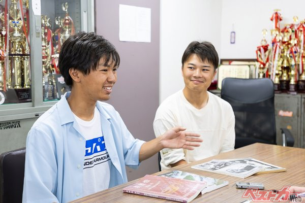 取材に応じて下さった安達悠人氏（左）と宮崎巧郎氏（右）。部内ライセンスのことや部の歴史を事細かに答えてくれた