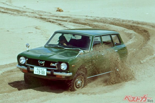 レオーネ4WD。FF車として登場したが、1972年9月に画期的な乗用4WDのエステートバン4WDを投入。ミッション後方にプロペラシャフトを加えたパートタイム4WD