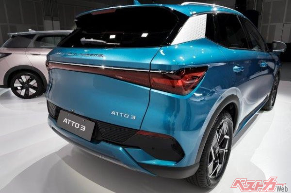 BYD・ATTO3は、ミドルサイズハッチバックである。モーター最高出力150kW(204馬力)/最大トルク310Nm(31.6kg-m)/航続距離は470km(WLTCモード)となっている