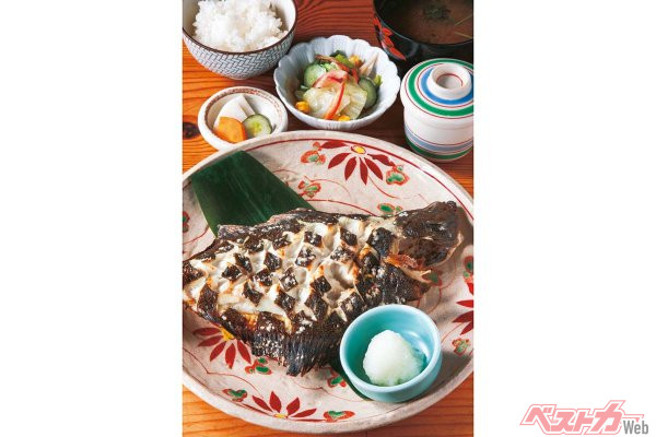 『和味（わみ）りん』スペシャル焼き魚御膳1760円神経〆まこがれい／この日のマコガレイは、青森県陸奥湾から。神経〆ではない魚を使うことも。副菜、茶碗蒸し、お味噌汁、香の物付き