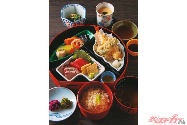 『京都 田ごと光悦舗（こうえつほ）』東山3190円／天ぷらに、刺身、小松菜と油揚げの炊いたんなど豊富なおかずがつく。季節のご飯はおかわりも可能