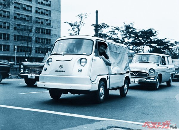 1961年登場の初代スバル サンバー（トラック）。当時の商用車の中では群を抜いてソフトな乗り心地を誇っていた