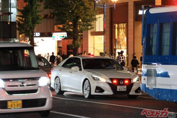 交通機動隊のクラウンアスリート覆面も軽微にやってきた。騒ぎに便乗する暴走族の出現に目を光らせていたのだ