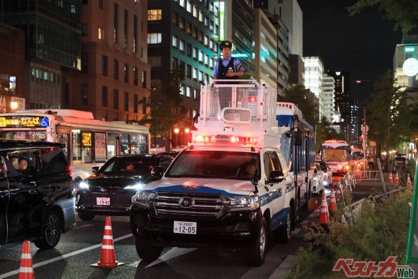 この手の警備におなじみの存在となったDJポリスもランドクルーザー指揮官車で熱心な広報活動を行っていた