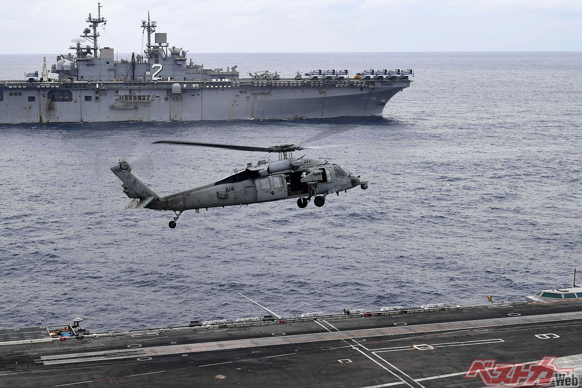 巨大な飛行甲板を持つ空母と強襲揚陸艦 似ているけどどう違う