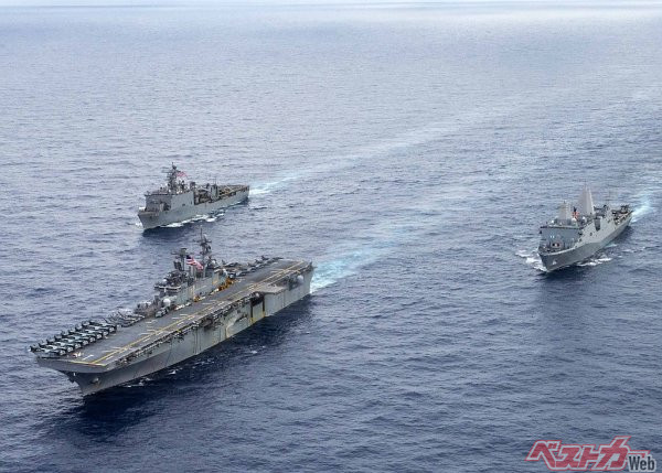 ワスプ級強襲揚陸艦（手前）、ドック型揚陸艦（左）、輸送揚陸艦（右）