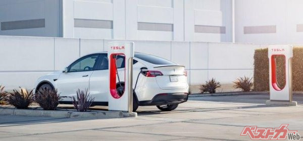 テスラが立ち上げた「NACS(テスラ方式)」。他社製EVにも使用できるように、充電規格の情報を公開したことにより、ボルボ、フォードやGMが採用する運びとなった