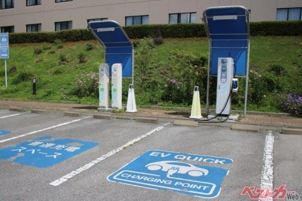 急速充電機器の寿命は、およそ10年となっている。EV急速充電含むインフラ設備や電源の確保も急務である(nawakesa– stock.adobe.com)