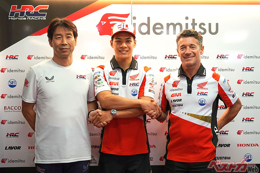 中上貴晶選手と桒田哲宏HRCレース運営室長（左）、 ルーチョ・チェッキネロLCRチーム代表（右）
