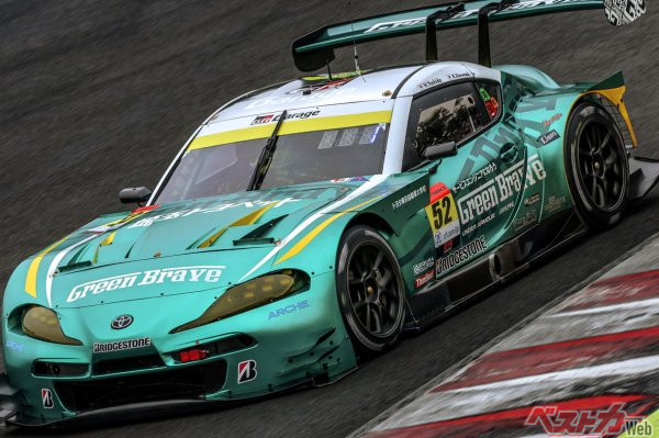 ゴールライン直前で抜かれて一度は涙を飲んだものの、再度逆転し優勝した52号車埼玉トヨペットGB GR Supra GT(吉田広樹/川合考汰組)