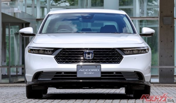 フルLED化されたヘッドライトによりワイド感が強調されている