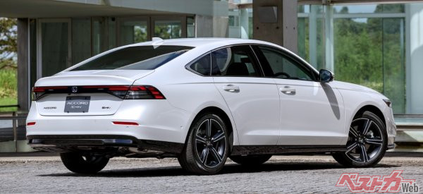 非常に美しいルーフラインのリア。真一文字のリアコンビも洗練されている