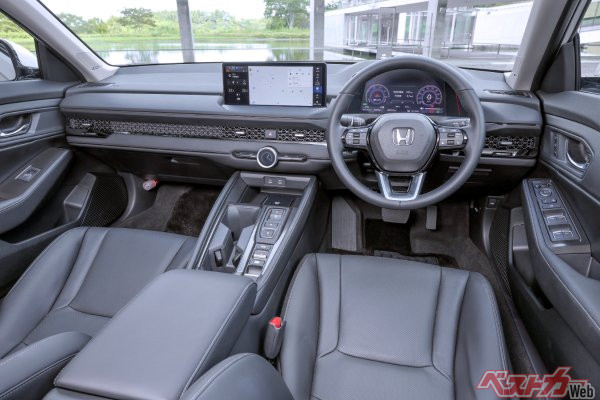 シビックと共通性のある水平基調のインパネ回り