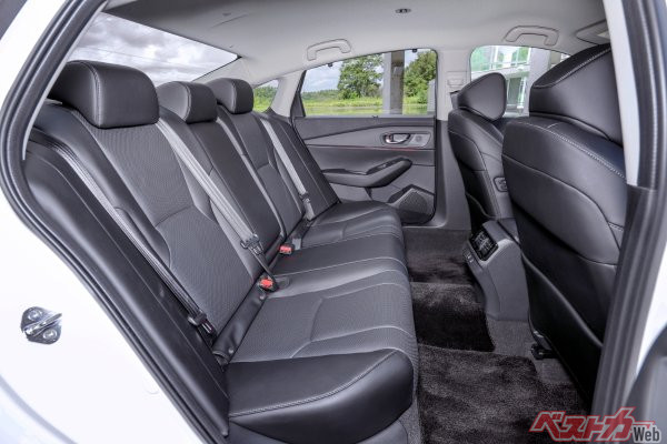 FFゆえリアシートの足元スペースは余裕があり、ヘッドクリアランスも充分