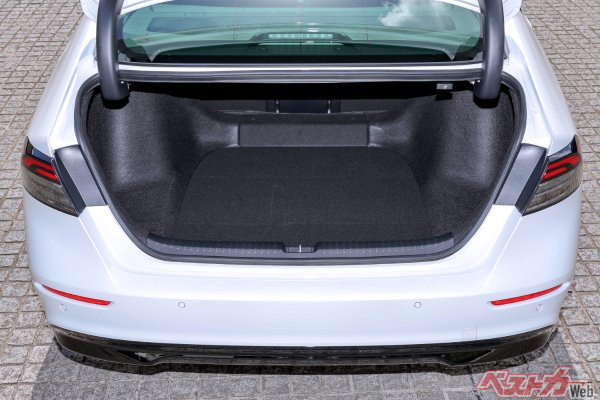 新型アコードはクーペルックながら独立した充分な広さのトランクスペースを持つセダンボディとなる