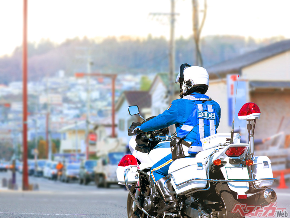白バイ隊員の所属は交通機動隊と各警察署の2つがある。所属先が違うと、勤務はどう変わるのか?? 今回は白バイ乗りの働き方解説!(shibadog@Adobestock ※画像はイメージです)