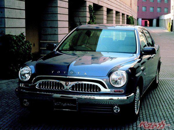 2000年に「1000台限定」で発売されたトヨタの生産累計1億台達成記念車がオリジン。スタイリングは初代（トヨペット）クラウンをモチーフとしている