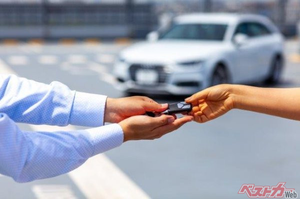 納車手数料という独自の費用を計上している場合がある。購入者が自ら取りにいく場合は発生しないとのことだ