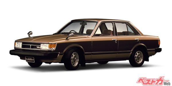 1980年1月登場の初代ではセダン版セリカという扱いで「セリカカムリ」という車名だった