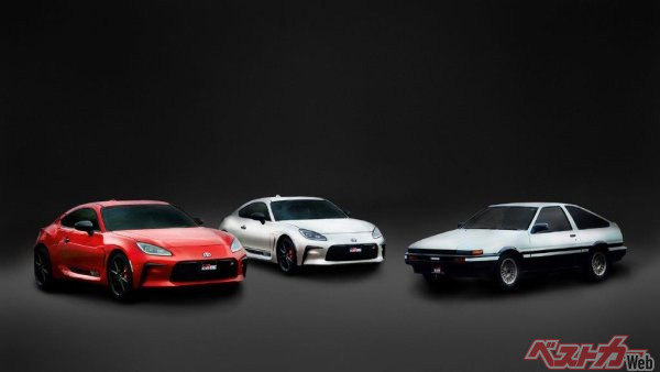 AE86カローラレビン／スプリンタートレノ生誕40周年を記念した200台限定の特別仕様車、「GR86 RZ 40th Anniversary Limited」（左と中央）