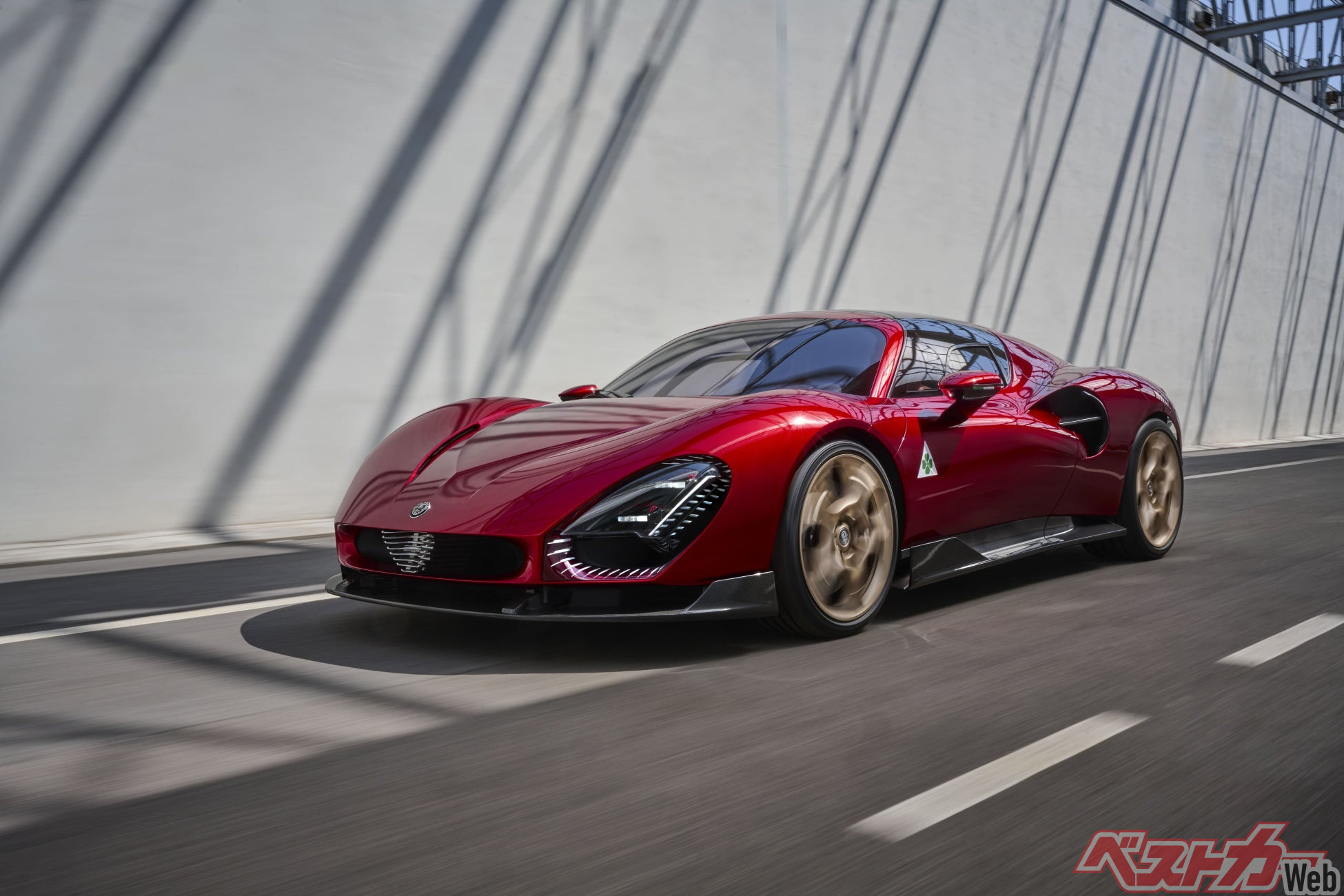 アルファロメオ『33ストラダーレ』のインテリアにALCANTARA(R)を採用 - 自動車情報誌「ベストカー」