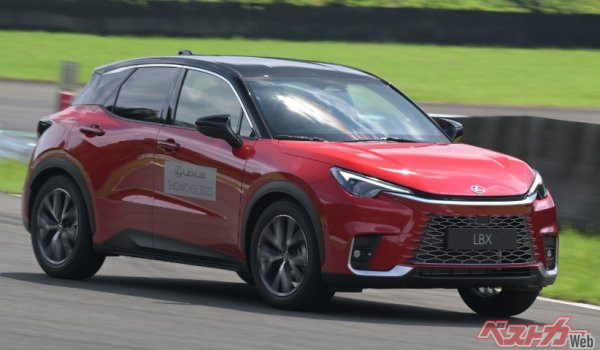 内外装の質感、走りのしなやかさ、静粛性のすべてにわたって、ブランニューのLBXはヤリスクロスとはまったく別物に仕上げられている