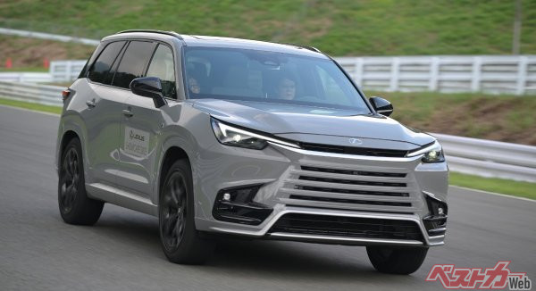 レクサスLXを凌駕する全長のTXは3列シート専用SUV