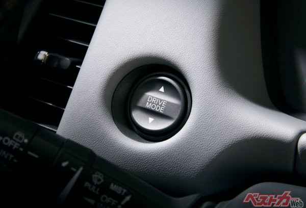 ホンダ「FIT e:HEV RS」専用 ドライブモードスイッチ。運転席側のダッシュボード付近にあるので操作性はいいほうだが、必要なときに瞬時に押せるかは微妙なところ