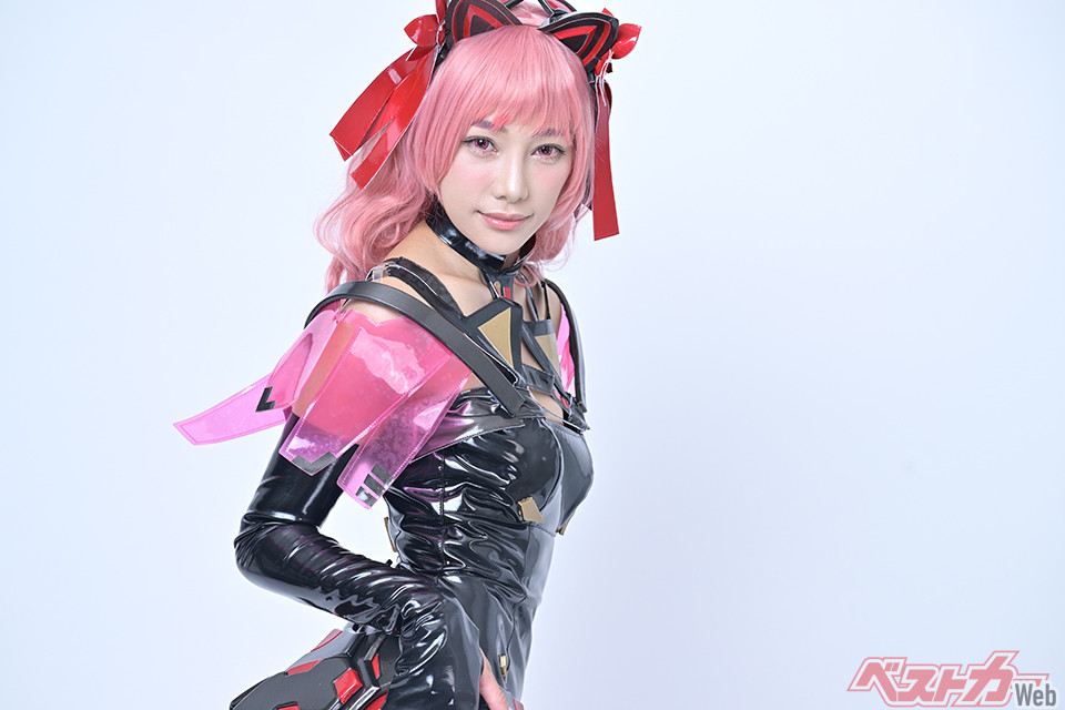 羽衣6(ハゴロモシックス)はちさちゃんが担当する「富士サクラ」と霧島レイ、葵茶々による3人組のユニット。興味がある人はぜひ(画像ギャラリーに「羽衣6」のツイッター(X)アカウント置いてあります!)! いやしかし違和感ないな!!!