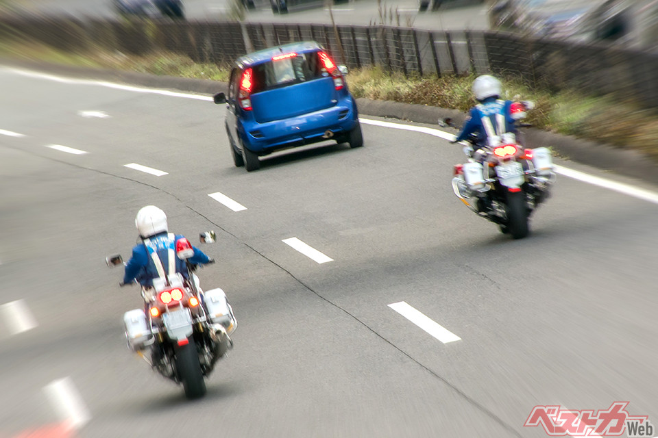 白バイ隊員の本業といえば、動いている違反車両を追いかけて取り締まること。白バイ乗りなのに白バイを降ろされ、徒歩で銀座の街を取り締まらなければならないのは、納得しがたかったという(※画像はイメージです Caito@Adobestock)