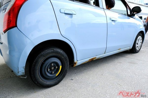 応急タイヤを常用するケースもある。こちらのクルマは指定空気圧の1/2程度しか空気が入っていなかった