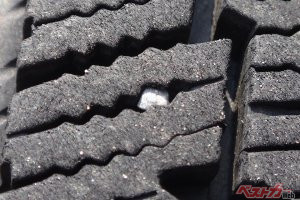 タイヤの溝に小石が!! 　取りたいけどホントにイイの!?　異物の正しい撃退法とは