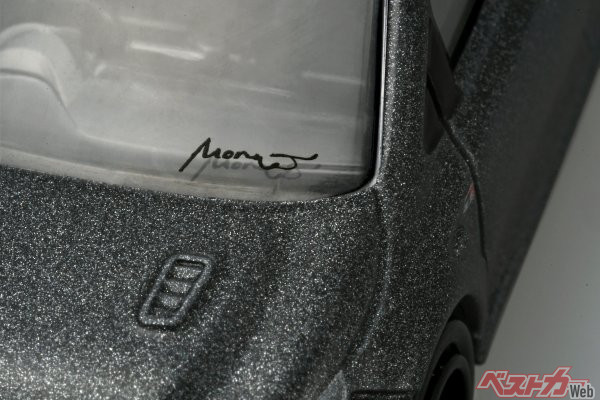 フロントウィンドウのMORIZOサインも忠実に再現