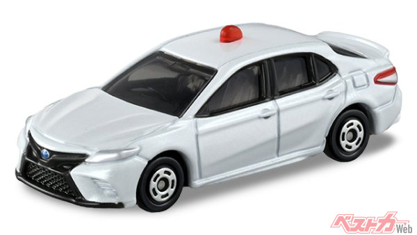 ルーフに赤色灯が装着されるだけで威厳が増す