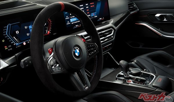 BMWのM系は、ステアリングホイールのグリップ部分が非常に太い（写真はBMW M3のアルカンターラ仕上げのMスポーツレザーステアリングイール）