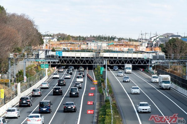 ラジオの交通情報でもおなじみの東名高速大和トンネル周辺の渋滞。もともと交通量が多いうえに、上り坂かつトンネルという渋滞要素が詰まったエリアなのだ（jpimage@Adobe Stock）