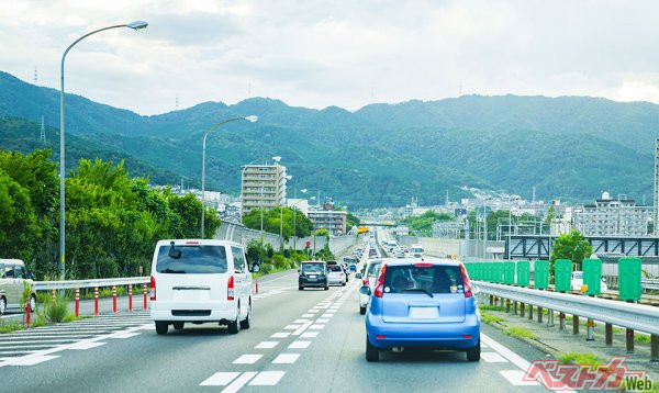 実は高速道路で発生する渋滞の7割は交通集中だという。主な原因は上り坂やトンネルなどによる速度減少だ（show999@Adobe Stock）