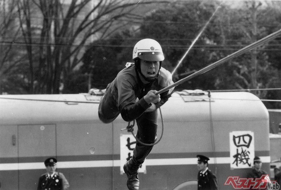 「白バイ乗りになりたいことをアピールしまくってやっとつかんだ白バイ講習のチャンスだったので、ショックは大きかった」という洋吾氏。写真は配属されたレスキュー部隊競技会でのロープブリッジ渡橋の様子