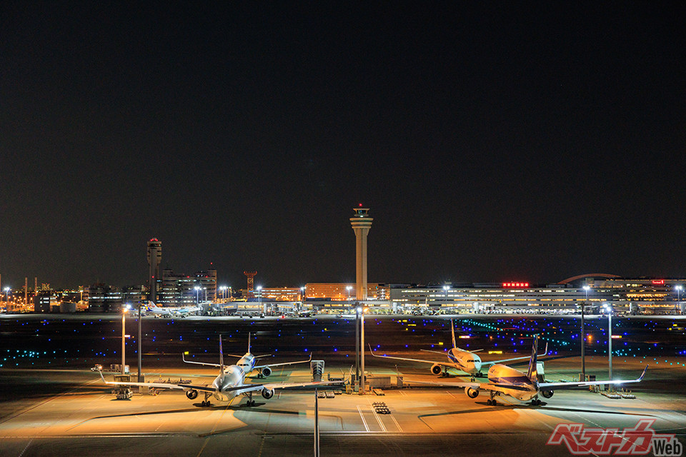 成田国際空港(写真=photok@Adobestock)。千葉県警成田国際空港警備隊(略して空警隊)とは、成田空港専従の警備隊のこと。毎年、全国の都道府県警の警察官が1年間の期限付きで出向している。警視庁では各マルキから選抜された幹部を含む100名の隊員が出向していた
