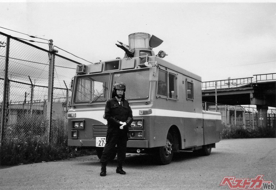 機動隊時代の洋吾氏。本人の意思確認なしでの隊内配置換えは当たり前。そして隊内でも、係が変われば新隊員。変わった先が厳しいところだと、とほほとなる