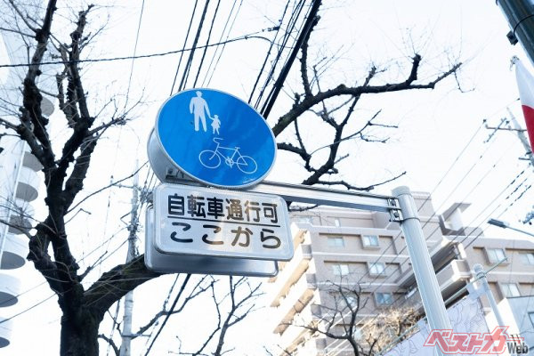 自転車は、標識等で認められている場合を除き、原則歩道を通行することはできない（PHOTO：Adobe Stock_ U4）