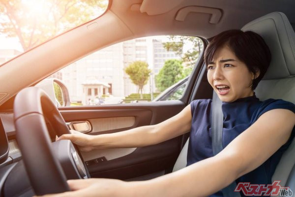 前席でシートベルトを着用しなかった場合、事故時に衝突の影響で外に放り出されることが多く着用時とは致死率がなんと14倍も異なる