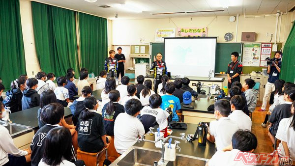 豊田市の小学校で開催されたカーボンニュートラル出張授業にサプライズで登場したモリゾウさん