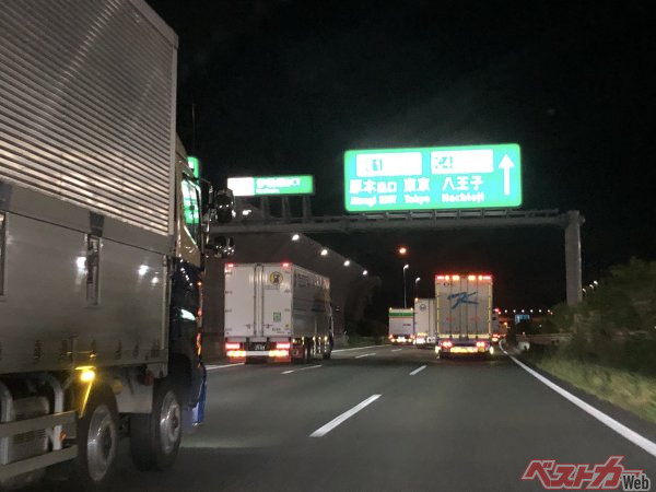午前2時前の東名高速上り線厚木IC付近の様子。東京に近づくと深夜でも交通量が増えてくる