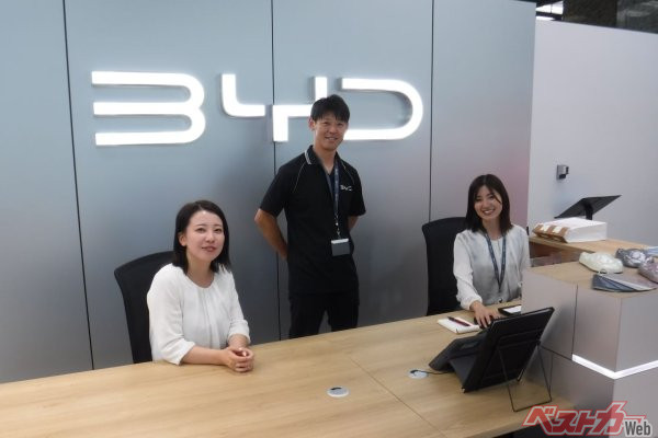 店長以下、セールススタッフ2名、サービススタッフ3名、カスタマーアシスタントの7名で対応